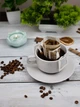 Дріп пакети для кави фільтр для заварювання пакетики drip bag filters порційні кавові фільтри порожні одноразові з вушками на чашку 100 шт паперові біорозкладні в чашці швидке заварювання вдома в офісі в дорозі компактні зручні для чаю в упаковці - зображення 6