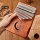 Калимба пальчиковый музыкальный инструмент/пальчиковое пианино/ручное фортепиано из дерева на 17 клавиш/нот с чехлом (коричневый) - изображение 7