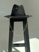 Шляпа Федора женская D.Hats из рафия с цепью золото с кольцами черная - изображение 7