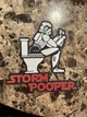 Гумористична табличка на двері "Storm Pooper". Декор для будинку. - зображення 2