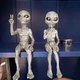 Фигурки инопланетян RESTEQ 2 шт по 15 см — декоративные статуэтки в стиле Sci-fi для интерьера дома, офиса или - изображение 1