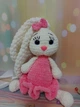 М'яка плюшева іграшка handmade Зайчик 28 см молочний в яскраво-рожевій сукні амігурумі в'язаний гачком - зображення 1