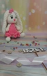 М'яка плюшева іграшка handmade Зайчик 28 см молочний в яскраво-рожевій сукні амігурумі в'язаний гачком - зображення 4