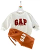 Костюм для хлопчика (світшот+джогер) GAP 122 см біло-жовтогарячий - зображення 3