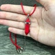 Кулон із натуральним Коралом у формі кристала шестигранника на кольоровому шнурку екошовк у сувенірній коробочці (11630) - зображення 4