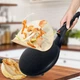 Погружная электроблинница Pancake Pan 600 Вт, компактная электросковорода для тонких блинов с антипригарным покрытием, автоматическая блинница 20 см в комплекте с тарелкой и венчиком, PCW-65-Black - изображение 2