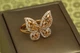 Кольцо Xuping Jewelry крупная бабочка крылья с камнями цвета шампанского р 17 золотистое - изображение 1