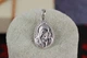 Ладанка Xuping Jewelry овальная Мария с младенцем в лучах 2 см серебристая - изображение 1