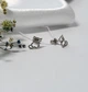 Серебряные серьги сережки гвоздики на закрутках Кот с Белыми камнями серебро 925 покрыто родием 82763б 1.08г - изображение 2