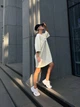 Легка сукня-футболка з малюнком бежевого кольору 32126 One Size - зображення 3