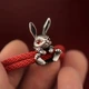 Модний браслет у вигляді красноглазого зайця на червоному шнурку, з медичного сплаву регульований - зображення 3