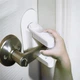 Дитячі обмежувачі 2 шт замок-блокатор на віконні та дверні ручки Door Lever Lock - зображення 3