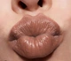 Увлажняющая кремовая губная помада Avon «Ультра» оттенок Toffet kiss (Карамельный поцелуй) 3,6 г - изображение 2