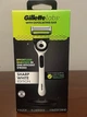 Белый мужской станок Gillette Labs в лимитированном дизайне с подставкой и 1 картриджем - изображение 1