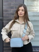 Сумка женская стильная через плечо на широком ремешке, модная сумочка кросс-боди голубая - изображение 5