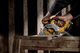 Профессиональная пила дисковая аккумуляторная бесщеточная DeWALT : без АКБ, 3600 об/мин, диск 140 мм (DCS512N) - изображение 4