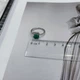 Серебряное кольцо с натуральным изумрудом, фианитами, вес изделия 2,09 гр (2172383) - изображение 5