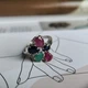 Срібна каблучка з натуральним сапфіром 1.917ct, смарагдом, рубіном, вага виробу 4,3 гр (2182405) - зображення 5