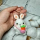 Брелок Зайчик с сумочкой игрушка вязаная ручной работы Hand Made амигуруми 6х4,5 см Белый 202-75-1 - изображение 2