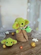 Вязаная мягкая плюшевая игрушка амигуруми звездные воины "Йода" с сумочкой жабка, в подарок брелок, оливковый, бежевый, 22 см, ручная работа - изображение 3
