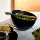 Zestaw HOMLA Mooka Miska do sałat ceramiczna czarna 24 cm + sztućce do serwowania 2 szt (5904183810652) - obraz 7