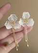 Серьги женские с белым полупрозрачным цветком и подвесками капельками Fashion Jewelry Золотистые 16564 - изображение 4