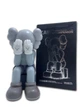 Статуетка KAWS x COMPANION PASSING THROUGH x Gray 400% 27 см Brian Donnelly Монумент - зображення 1