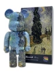 Статуетка Bearbrick x Van Gogh x Country Road in Provence by Night 400% 28 см Medicom Toy Дорога з кипарисом - зображення 1