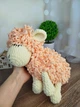 Вязаная мягкая плюшевая игрушка амигуруми баранчик "Спящая овечка, Мими" 30 см, в персиково-молочном цвете, ручная работа - изображение 3