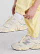 Spodnie dresowe damskie luźne New Balance Nb Athletics WP41513 XL Żółte (197967310003) - obraz 9