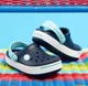 Дитячі крокси-сабо для хлопчика Crocs Crocband Clogs Navy/Ice Blue Kids (22/24, синій) - изображение 2