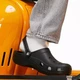 Чоловічі крокси Crocs Classic Black Clog (43-44, чорний) - зображення 2