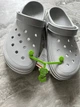 Чоловічі крокси Crocs Unisex Off Court Clog Atmosphere/Logo (46-47, сірий) - зображення 10