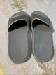 Жіночі шльопанці Сrocs Kadee Metallic Slide Sandals Silver (42-43, сріблястий) - изображение 5