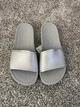 Жіночі шльопанці Сrocs Kadee Metallic Slide Sandals Silver (42-43, сріблястий) - изображение 7