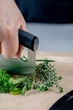 Нож-меццалун с защитным чехлом на лезвие KitchenAid Universal KQG173OHOBE 15.2 см - изображение 8