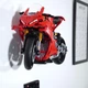 Кронштейн / Настенное 3D Крепление для Фирменного конструктора Technic Мотоцикл Ducati Panigale V4 S (42202) + и Дополнительно Крепление для Таблички - Черное - изображение 5