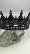 Корона на торт, аксесуар для волосся d 12.5см чорна з чорними камінцями - зображення 8
