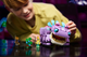 Zestaw klocków LEGO Fortnite Klombo 1084 elementy (77077) - obraz 10