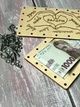 Деревянный конверт для купюр на болтах с индивидуальной гравировкой — оригинальный подарок на день рождения - изображение 3