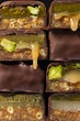 Набір веганських батончиків Fizi Queen Pistachio у шоколадній глазурі 40 г х 10 шт (4820262540931) - зображення 7