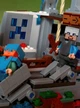 Дитячий конструктор Minecraft Гірська печера гра майнкрафт з LED підсвіткою ігровий набір з кубиків блоків фігурок тварин 587 деталей з печерою деревами лавою водою факелами та аксесуарами розвиваючий подарунок для творчості хлопчиків та дівчаток 66334 - зображення 6