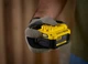 Зарядний пристрій та 1 акумулятор Stanley FATMAX V20, 18В, 4Ач, час зарядки 120 хв SFMCB14M1 - зображення 3
