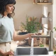 Cмеситель для кухни с выдвижной лейкой HANSGROHE Zesis M33 сатин латунь 74801800 - изображение 4