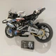 Кронштейн / Настенное 3D Крепление для Фирменного конструктора Technic Мотоцикл BMW M 1000 RR (42130) БМВ / + Дополнительное крепление подставка для таблички - Черное - изображение 2