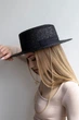 Соломенная шляпа Канотье с золотистой цепью D.Hats черного цвета - изображение 4