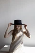 Соломенная шляпа Канотье с золотистой цепью D.Hats черного цвета - изображение 7