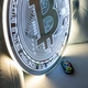 Зеркальное настенное украшение Bitcoin с LED подсветкой RGB 70 на 70 La Mir (bitcoin70) - изображение 4