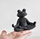 Бетонная статуя йога лягушка в медитации (Графит) GREYMIX Concrete Art - изображение 2