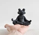 Бетонная статуя йога лягушка в медитации (Графит) GREYMIX Concrete Art - изображение 6